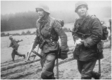 Po lewej dowódca drużyny z Kampfgruppe Hansen, w tle strzelec MG42.